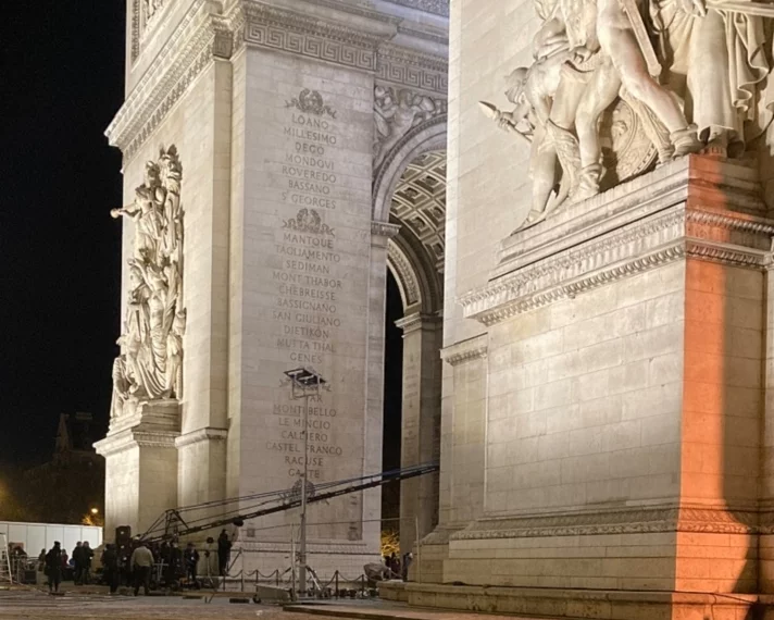 荻原美里さん View from the Ark de Triomphe File:Right side view of the Arc de Triomphe, Paris 21 August